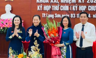 Bà Nông Bích Diệp (giữa) nhận hoa chúc mừng .Ảnh: Duy Chiến 