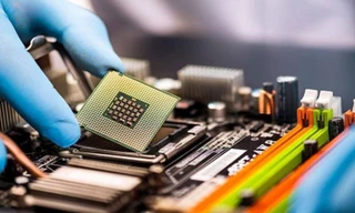 Ông Nguyễn Phú Hùng chia sẻ thông tin về các giải pháp thúc đẩy ngành công nghiệp bán dẫn ở Việt Nam tại họp báo chiều 9/10 của Bộ KH&CN