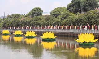Bảy tòa sen vàng mừng Phật đản