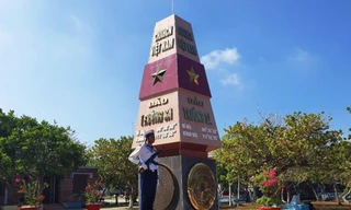 Bia đá tại Trường Sa khắc Tuyên ngôn độc lập đầu tiên của nước ta