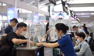 Nhu cầu đi lại dịp nghỉ lễ 30/4 - 1/5 tăng cao khiến vé may bay khan hiếm, giá tăng Ảnh minh hoạ: Phan Công