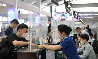 Nhu cầu đi lại dịp nghỉ lễ 30/4 - 1/5 tăng cao khiến vé may bay khan hiếm, giá tăng Ảnh minh hoạ: Phan Công