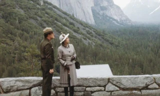 Nữ hoàng Anh Elizabeth II đến thăm Công viên Quốc gia Yosemite trong chuyến thăm chính thức tới Mỹ năm 1983 Ảnh: Getty Images 