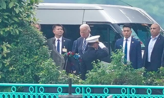 Tổng thống Mỹ Joe Biden thăm phù điêu cố thượng nghị sĩ John McCain