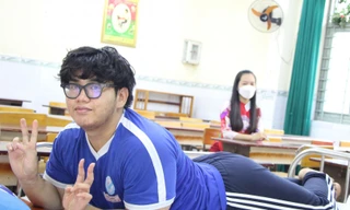 Nằm trên giường làm bài, trường hợp có một không hai ở kỳ thi tốt nghiệp THPT 2023