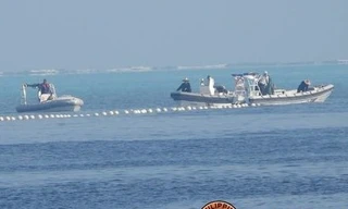 Hình ảnh rào chắn nổi mà Hải cảnh Trung Quốc thả xuống quanh bãi Scarborough. (Ảnh: Reuters)