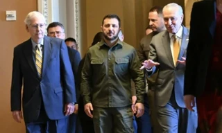 Tổng thống Ukraine Volodymir Zelensky và các nghị sĩ Mỹ trong chuyến thăm Washington hồi tháng 9. (Ảnh: PEDRO UGARTE)