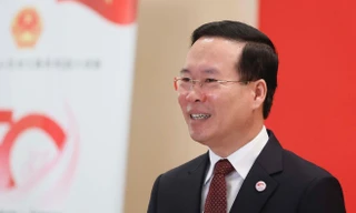 Chủ tịch nước Võ Văn Thưởng tặng tranh cho Đại sứ quán Việt Nam tại Nhật Bản. (Ảnh: TTXVN)