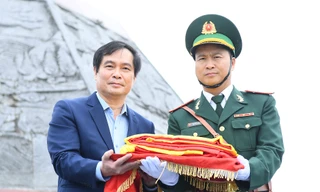 Trao tặng 100 lá cờ rộng 54 m2 cho cột cờ Lũng Cú