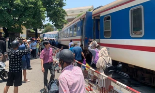 Điều cần cẩu 100 tấn xử lý sự cố tàu SE1 trật bánh tại Huế