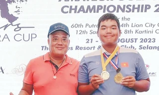 Nguyễn Đức Sơn luôn có sự đồng hành của bố ở mọi giải golf