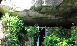 Một am đá trong núi Thị Vải Ảnh: Nguyên Anh 