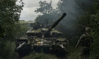 Xe tăng của Ukraine di chuyển trên con đường hướng về Bakhmut ngày 17/6. (Ảnh: AP)