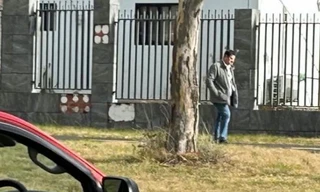 Úc nói rằng một nhà ngoại giao Nga (không phải người trong hình) bám trụ trong khu đất mà Úc không đồng ý để Nga xây đại sứ quán mới. (Ảnh: AP)