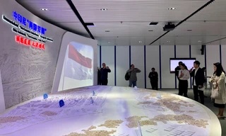 Người lớn, trẻ em tập thể dục, chạy quanh Hồ Tây ở thành phố Phúc Châu, tỉnh Phúc Kiến sáng sớm 21/11/2023. Ảnh: Linh Nhi.