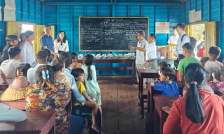 Thứ trưởng Bộ Ngoại giao Lê Thị Thu Hằng thăm bà con gốc Việt tại Campuchia