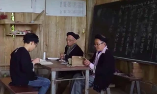 Một số học viên đang luyện chữ Nôm Dao tại bản Sưng