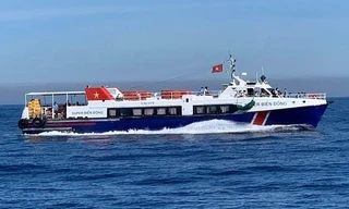 Đảo Lý Sơn bị cô lập do biển động