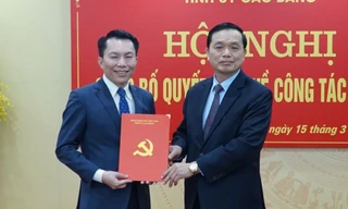 Ông Lương Tuấn Hùng (bìa trái) nhận Quyết định luân chuyển, bổ nhiệm .Ảnh: H.A