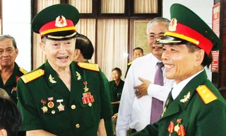 Từ trái qua phải: Phạm Xuân Ẩn, Nguyễn Thị Ba, Tư Cang Ảnh: Tư liệu 