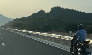 Xe máy chạy ào ào trên cao tốc Nha Trang - Cam Lâm