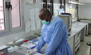 Người dân sơ tán khỏi Khartoum bằng xe buýt ngày 25/4