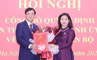 Phó Bí thư Thường trực Thành ủy Hà Nội Nguyễn Thị Tuyến trao quyết định bổ nhiệm cán bộ cho ông Nguyễn Văn Dũng