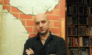 Chiếc Audi Q7 của nhà văn Zakhar Prilepin nằm ngửa bụng sau vụ tấn công