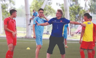 HLV Philippe Troussier và các cầu thủ trẻ