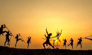 Không chỉ trong thi đấu thể thao, cà kheo còn thể hiện sự mạnh mẽ, khéo léo của người đàn ông trong những tấm ảnh nghệ thuật. Ảnh: Nguyễn Linh Vinh Quốc