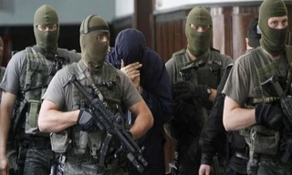 Lực lượng Hamas dùng xe ủi húc đổ hàng rào của Israel trong cuộc tấn công ngày 7/10. (Ảnh: Reuters)