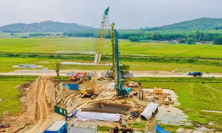 Thi công cao tốc Quảng Ngãi - Hoài Nhơn (đoạn qua Quảng Ngãi) thuộc Dự án cao tốc Bắc – Nam giai đoạn 2. Ảnh: Nguyễn Ngọc