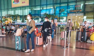 Sân bay Tân Sơn Nhất đón 60.000 người trở lại TPHCM trong chiều mùng Bốn
