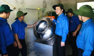 Bí thư T.Ư Đoàn Ngô Văn Cương thăm, tặng quà tại Làng thanh niên lập nghiệp biên giới Tam Hợp