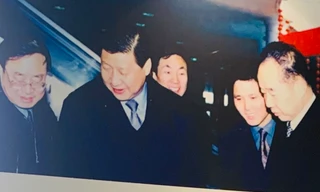 Trên tường phòng trưng bày của chợ ngọc trai Chư Kỵ Sơn Hạ Hồ treo các bức ảnh có chủ đề “Sự quan tâm của lãnh đạo” và ở vị trí trang trọng nhất là ảnh chụp Bí thư Tỉnh ủy Chiết Giang Tập Cận Bình thị sát chợ ngọc trai vào tháng 2/2003 Ảnh: Linh Nhi 