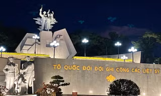 Thắp nến tri ân các Anh hùng liệt sỹ tại Nghĩa trang liệt sỹ Quốc gia Đường 9