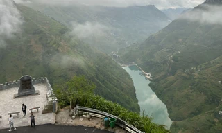Từ đỉnh đèo Mã Pí Lèng nhìn xuống sông Nho Quế. Bà Thào Mỷ nhìn cảnh đẹp này và quyết định sống tiếp. Ảnh: Lê Xuân Sơn