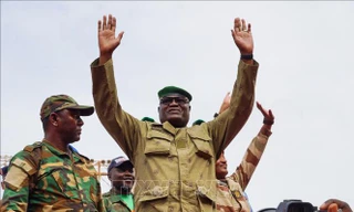 Người dân thủ đô Niamey xuống đường ngày 13/8 để phản đối ECOWAS và Pháp. (Ảnh: AP)