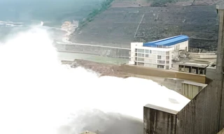 Mưa không ngớt làm nước thượng nguồn dâng cao, thủy điện tại TT-Huế lại tức tốc xả lũ