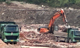 Công trường nhộn nhịp tại Mỏ sét Trúc Thôn đã hết phép, phải đóng cửa