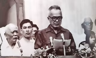 Luật sư Nguyễn Hữu Thọ đọc diễn văn chào mừng chiến thắng, thống nhất đất nước tại lễ mít tinh ngày 15/5/1975 tại Dinh Độc Lập Ảnh: Tư liệu 