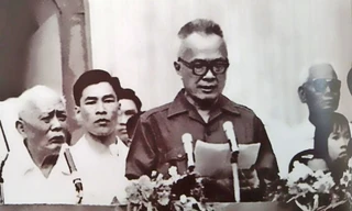 Luật sư Nguyễn Hữu Thọ đọc diễn văn chào mừng chiến thắng, thống nhất đất nước tại lễ mít tinh ngày 15/5/1975 tại Dinh Độc Lập Ảnh: Tư liệu 