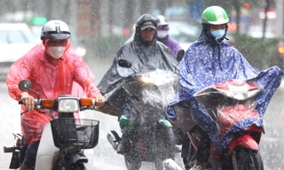 Cơn mưa vàng giải nhiệt sau mấy ngày nắng nóng kỷ lục ở Thủ đô