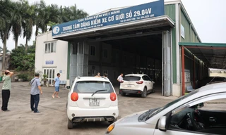 Ùn tắc xe đăng kiểm được dự báo diễn ra từ tháng 12/2023 nếu cơ quan chức năng không có biện pháp xử lý kịp thời. Ảnh: Như Ý