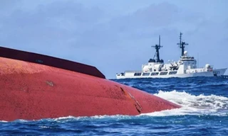 Con tàu vỏ đỏ lật úp trên biển