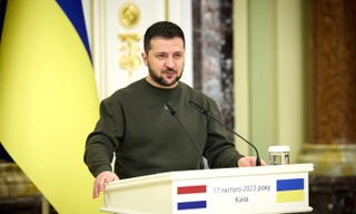 Tổng thống Ukraine Volodymir Zelensky trong cuộc họp báo chung với Thủ tướng Tây Ban Nha Pedro Sanchez ngày 23/2