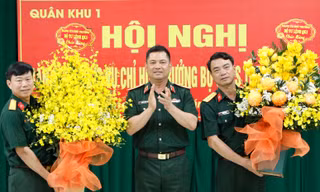 Trung tướng Nguyễn Hồng Thái tặng hoa chúc mừng Đại tá Phạm Văn Tạo được bổ nhiệm làm Chỉ huy trưởng Bộ CHQS tỉnh Bắc Giang (bên phải) và Đại tá Lê Văn Thắng (bên phải) nghỉ hưu theo chế độ.