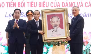 Đảng bộ, chính quyền nhân dân các dân tộc Lạng Sơn đón nhận chân dung chủ tịch Hồ Chí Minh. Ảnh: Duy Chiến 