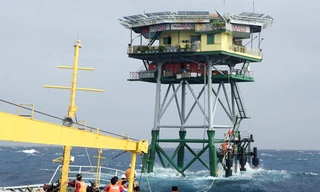 Chiến sĩ Nhà giàn đón tàu vào tiếp tế