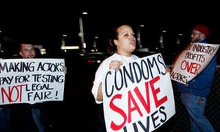 Biểu tình kêu gọi diễn viên phim khiêu dâm dùng bao cao su để tránh lây nhiễm HIV
